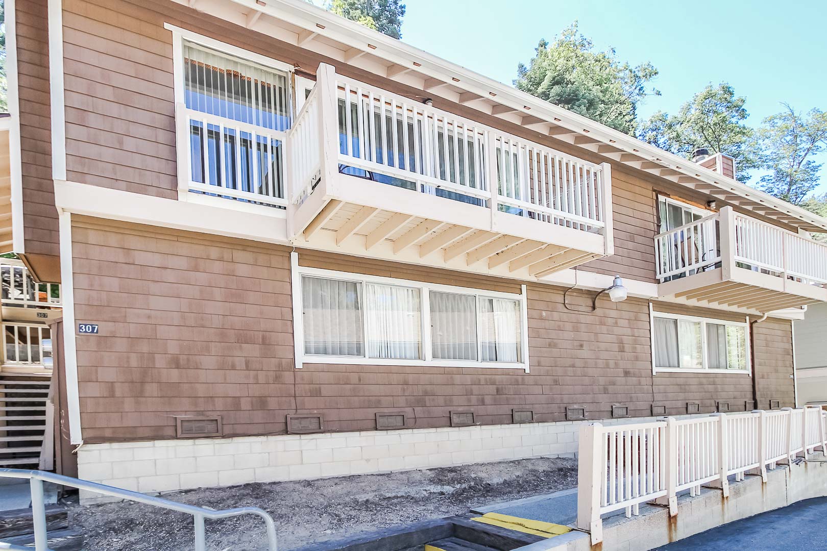 An outside view of the units at VRI's Lake Arrowhead Chalets in California.